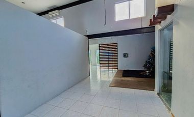 Edificio sobre Avenida Huayacan · Uso Comercial · Dos Niveles · 803M2