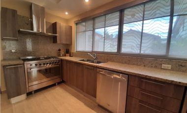 CASA CLAYTON SENDEROS CAMINO DE CRUCES LINEA BLANCA