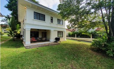 CASA CLAYTON SENDEROS CAMINO DE CRUCES LINEA BLANCA