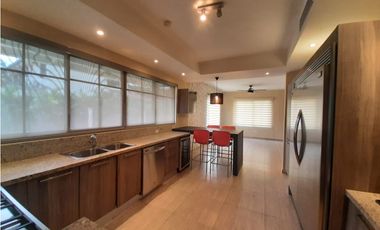 CASA CLAYTON SENDEROS CAMINO DE CRUCES LINEA BLANCA