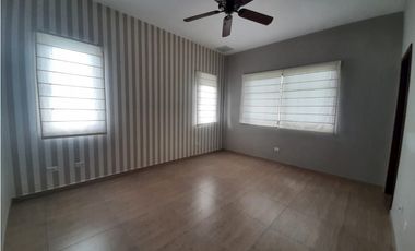 CASA CLAYTON SENDEROS CAMINO DE CRUCES LINEA BLANCA