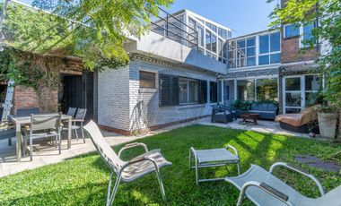 Gran casa 5 ambientes con terraza, parque y piscina en venta - Martinez