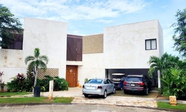 Casa con acción incluida en venta en privada en el Yucatán Country Club.