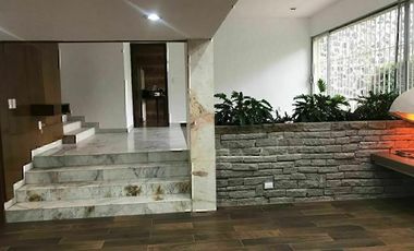 CASA EN VENTA CON HERMOSO JARDÍN