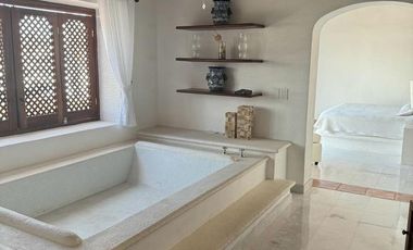 Hermosa Casa en Punta Iguana  frente a los barcos en la Marina Vallarta