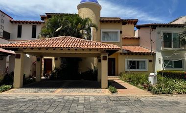 Hermosa Casa en Punta Iguana  frente a los barcos en la Marina Vallarta