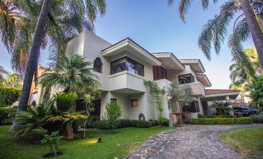 Casa en  venta en Valle Real frente a Parque