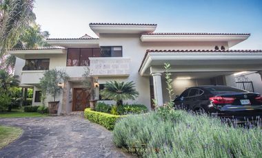 Casa en  venta en Valle Real frente a Parque