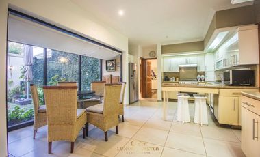 Casa en  venta en Valle Real frente a Parque