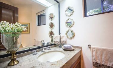 Casa en  venta en Valle Real frente a Parque