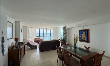 Amplio apartamento frente al mar