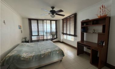 Amplio apartamento frente al mar