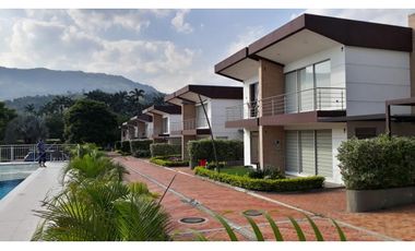 Maat Vende Casa  en Condominio  Villeta 216m2 650Millones