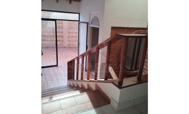 Venta de casa de 3 niveles en barrio La Riviera – Cúcuta