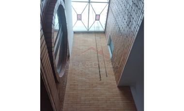 Venta de casa de 3 niveles en barrio La Riviera – Cúcuta