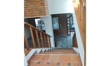 Venta de casa de 3 niveles en barrio La Riviera – Cúcuta