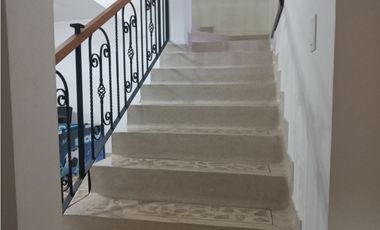 Casa de dos pisos en Venta, Laureles