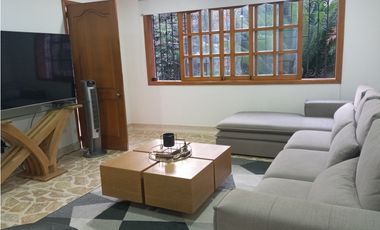 Casa de dos pisos en Venta, Laureles