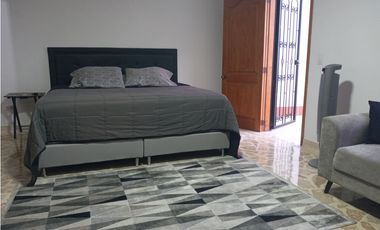 Casa de dos pisos en Venta, Laureles