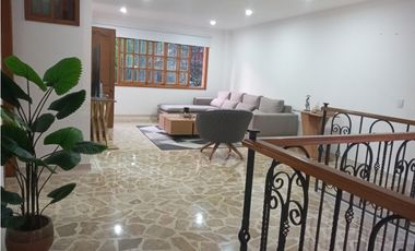 Casa de dos pisos en Venta, Laureles