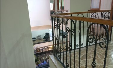 Casa de dos pisos en Venta, Laureles