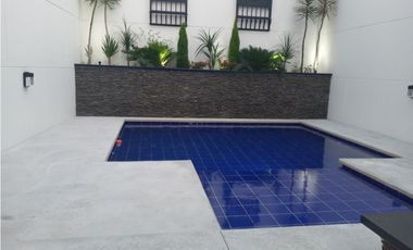 Casa de dos pisos en Venta, Laureles