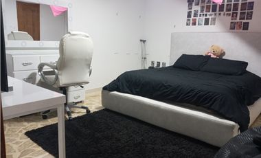 Casa de dos pisos en Venta, Laureles