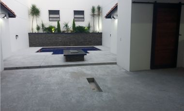 Casa de dos pisos en Venta, Laureles