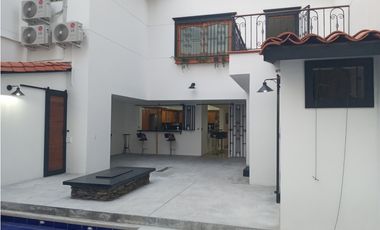 Casa de dos pisos en Venta, Laureles