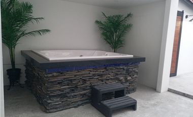 Casa de dos pisos en Venta, Laureles