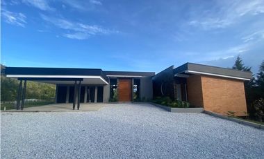 Casa para estrenar en venta en Envigado sector Alto de las Palmas