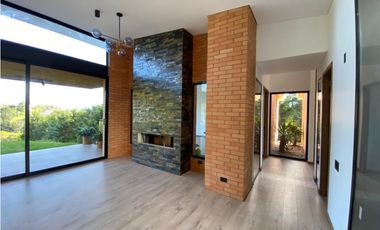 Casa para estrenar en venta en Envigado sector Alto de las Palmas