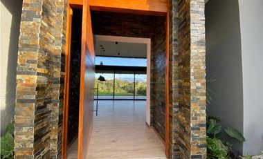 Casa para estrenar en venta en Envigado sector Alto de las Palmas