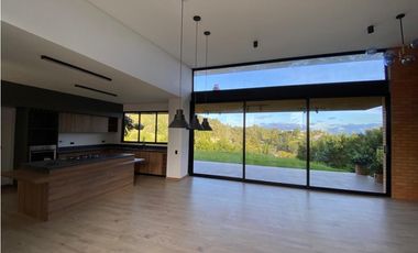 Casa para estrenar en venta en Envigado sector Alto de las Palmas