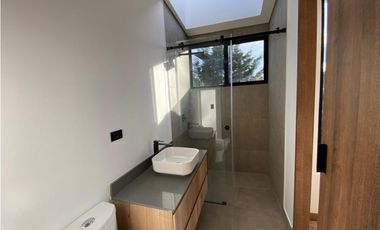 Casa para estrenar en venta en Envigado sector Alto de las Palmas