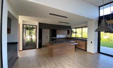 Casa para estrenar en venta en Envigado sector Alto de las Palmas