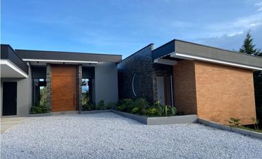 Casa para estrenar en venta en Envigado sector Alto de las Palmas