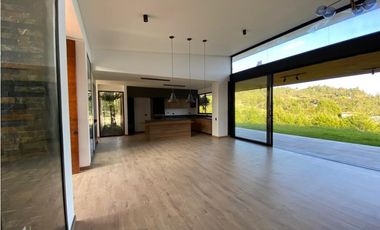 Casa para estrenar en venta en Envigado sector Alto de las Palmas