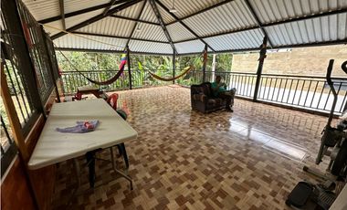 Maat vende Casa Quebradanegra 306m2 $600Millones