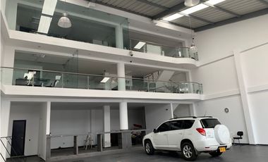 VENDO VITRINA COMERCIAL SÚPER UBICADA EN BUCARAMANGA