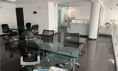 VENDO VITRINA COMERCIAL SÚPER UBICADA EN BUCARAMANGA