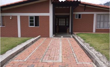 VENDO CASA  CAMPESTRE  CERCA A LA CIUDAD