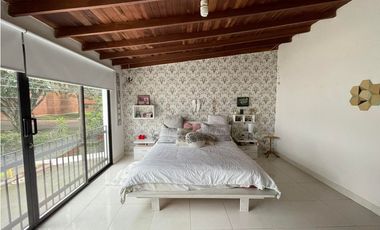 Casa en el Poblado con terraza y patio muy amplio excelentes espacios