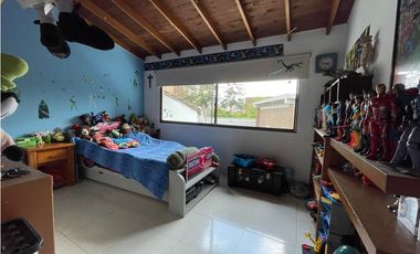 Casa en el Poblado con terraza y patio muy amplio excelentes espacios