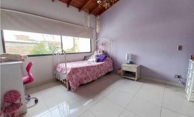 Casa en el Poblado con terraza y patio muy amplio excelentes espacios