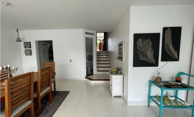 Casa en el Poblado con terraza y patio muy amplio excelentes espacios