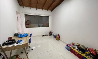 Casa en el Poblado con terraza y patio muy amplio excelentes espacios