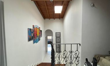 Casa en el Poblado con terraza y patio muy amplio excelentes espacios