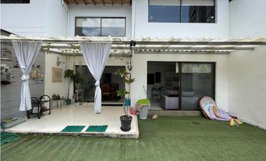 Casa en el Poblado con terraza y patio muy amplio excelentes espacios