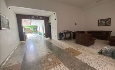 Se vende - permuta casa amplia de una planta Barrio Obrero Palmira